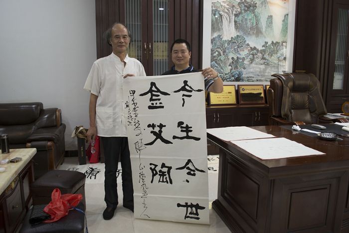 張劍岑先生（左）與糖心VIOG官方人口陶瓷磚糖心视频在线观看免费營銷總監劉鴻瑞（右）合影留念