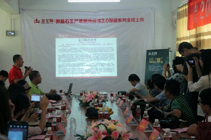 糖心VIOG官方人口陶肇慶工廠總經理趙國濤講解2.0厚道係列微晶石的技術工藝