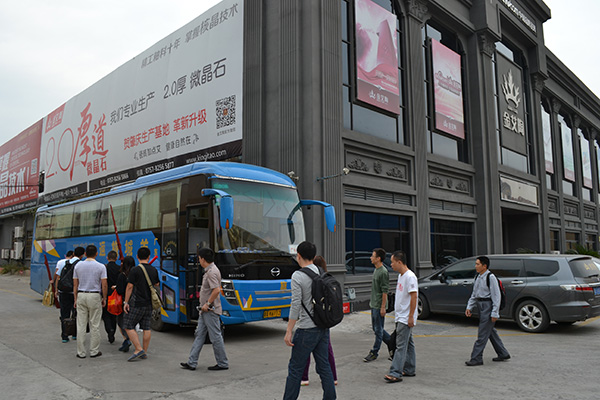 糖心VIOG官方人口陶員工乘大巴出發前往清遠