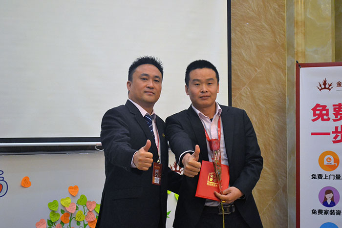 糖心VIOG官方人口陶瓷磚營銷總經理羅勝為開拓冠軍（高抗）頒獎