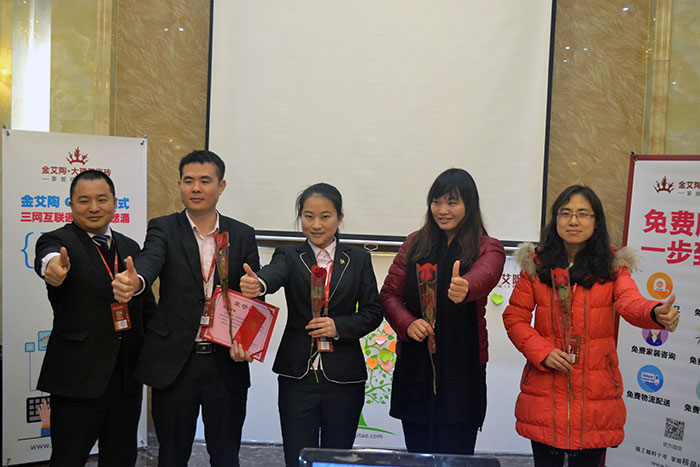 糖心VIOG官方人口陶瓷磚營銷總監劉鴻瑞為2015年團隊貢獻獎（網銷部）頒獎