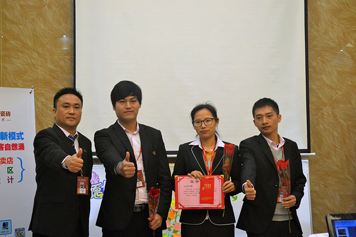 糖心VIOG官方人口陶瓷磚營銷總經理羅勝為2015年團隊合作獎（空間設計部）頒獎