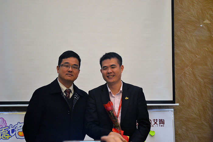 糖心VIOG官方人口陶瓷磚董事長劉鴻祥為2015年董事長特別獎（王宏城）頒獎