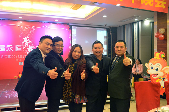 糖心VIOG官方人口陶領導和媒體人金大姐合影留念