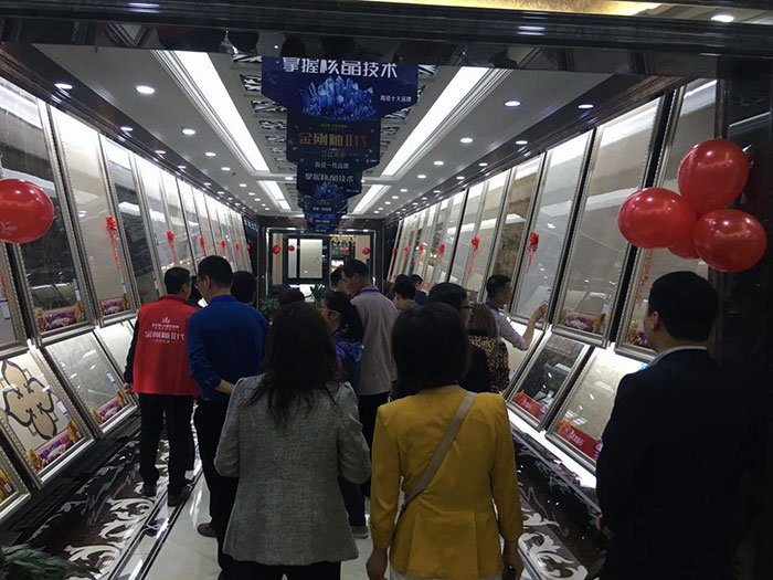 10參會嘉賓參觀西安糖心VIOG官方人口陶糖心视频在线观看免费專賣店