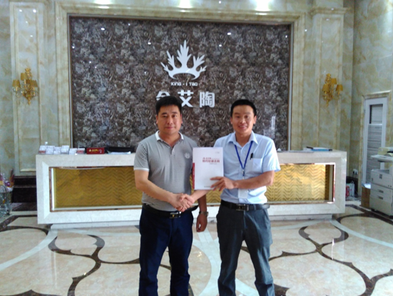 河南濮陽糖心VIOG官方人口陶瓷磚總代理楊總和糖心VIOG官方人口陶濮陽銷區經理合影