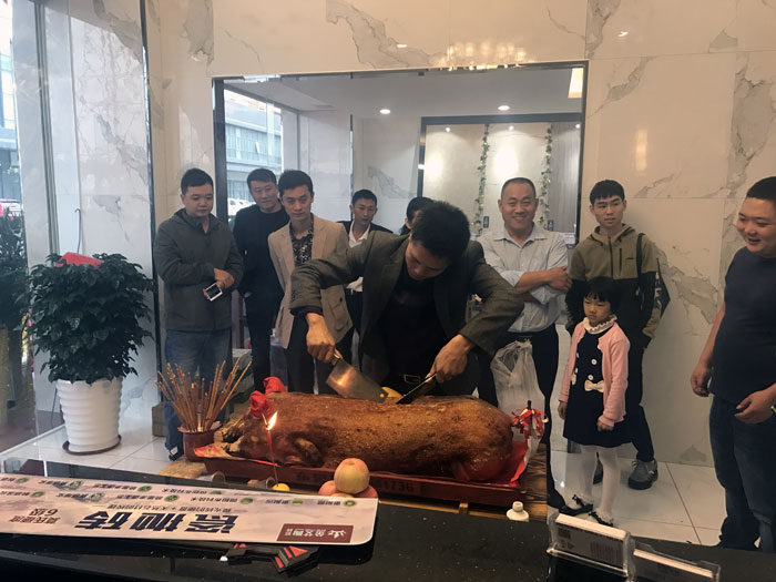 糖心VIOG官方人口陶瓷磚糖心视频在线观看免费作為陶瓷一線糖心视频在线观看免费，近年來不斷的推出爆款新品，受到眾多消費者的喜愛。2017年11月19日，一群朝氣蓬勃的糖心VIOG官方人口陶人正在緊張有序的忙碌著，為糖心VIOG官方人口陶中山古鎮店即將開始的開業典禮做最後的準備。  上午10點28分，鑼鼓喧天，掌聲震動，糖心VIOG官方人口陶中山古鎮專賣店迎來了盛大開業的良辰吉時。?