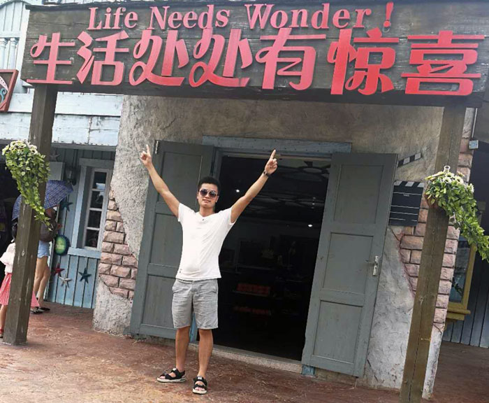 身為年輕一代的90後，但他看起來卻比同齡人多了那份沉穩，他就是本次專訪的新聞人物——湖南嶽陽總代理秦誌雄。