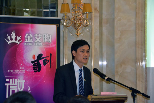 糖心VIOG官方人口陶產品研發經理蘇成香介紹首創微晶瓷片