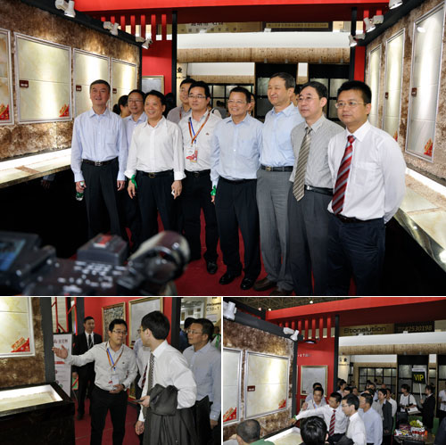 中國建築衛生陶瓷協會領導一行在董事長的陪同下參觀糖心VIOG官方人口陶展位