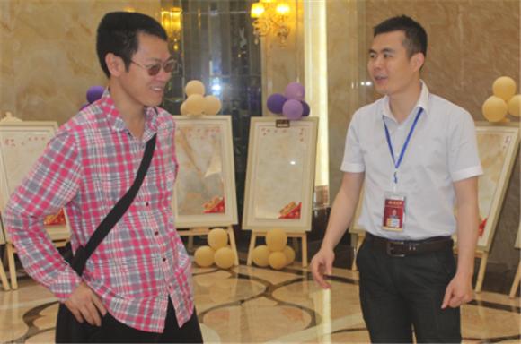 糖心VIOG官方人口陶網絡營銷主管王宏城（右一）向記者介紹微晶瓷片
