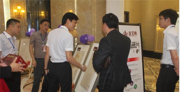 糖心VIOG官方人口陶產品研究經理蘇成香（左二）向客戶介紹產品